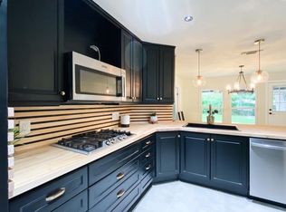 888 Russell Ln, Bedford, TX 76022