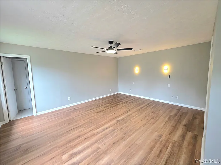 979 Newton St — Photo 16
