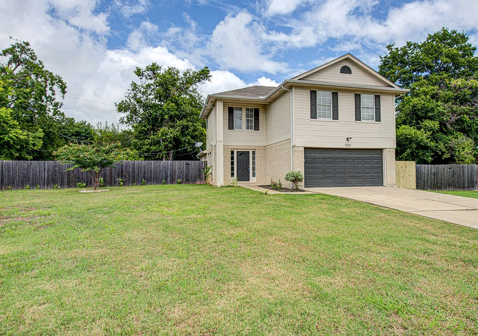 **Two Weeks Free Rent Fall In Love With This 3-Bedroom, 2.5-Bath Home In A Cul-de-Sac! — Photo 2