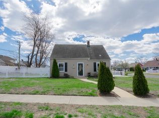 2 Tanners Ln, Levittown, NY 11756