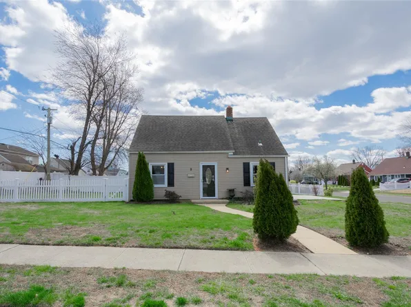 2 Tanners Lane, Levittown, NY 11756