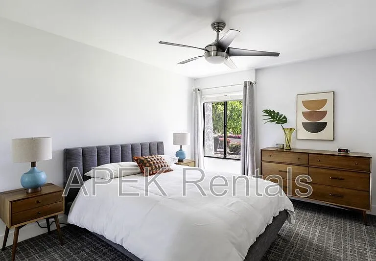 1050 E Ramon Rd — Photo 2