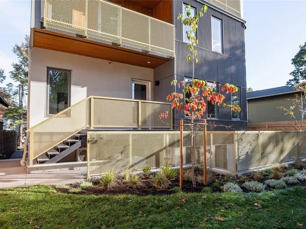 1721 Adanac St #3, Victoria, BC V8R 2C4