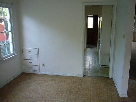 3rd image of 292 E Laurel Ave