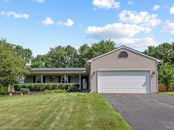 60520 Lamplighter Dr, New Hudson, MI 48165
