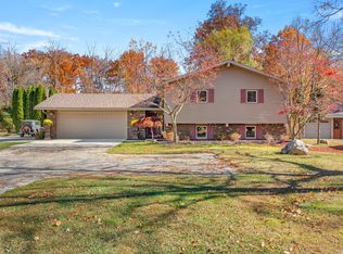 21055 Parke Ln, Grosse Ile, MI 48138