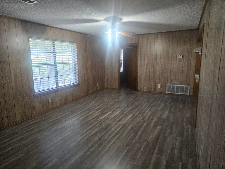 1483 S Waco St — Photo 12