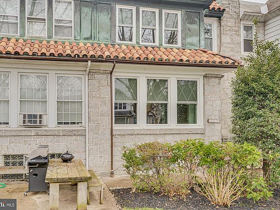 2nd image of 3039 Fanshawe St