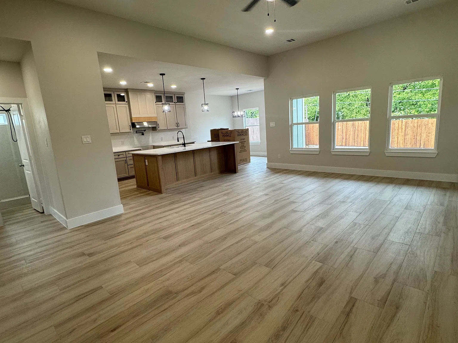 3 bed, 1690 sqft, $2,450 — Photo 3
