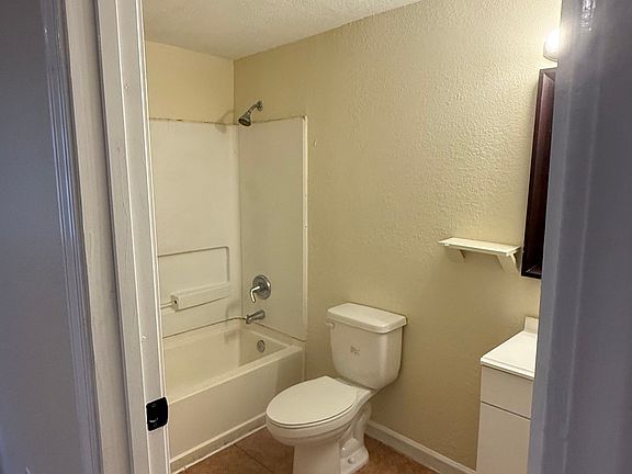 4th image of 2424 Lamee Ave
