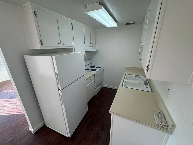 2630 Darwin St — Photo 5