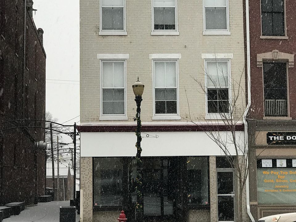 2nd Floor 1 bedroom 1 bath apartment for rent.