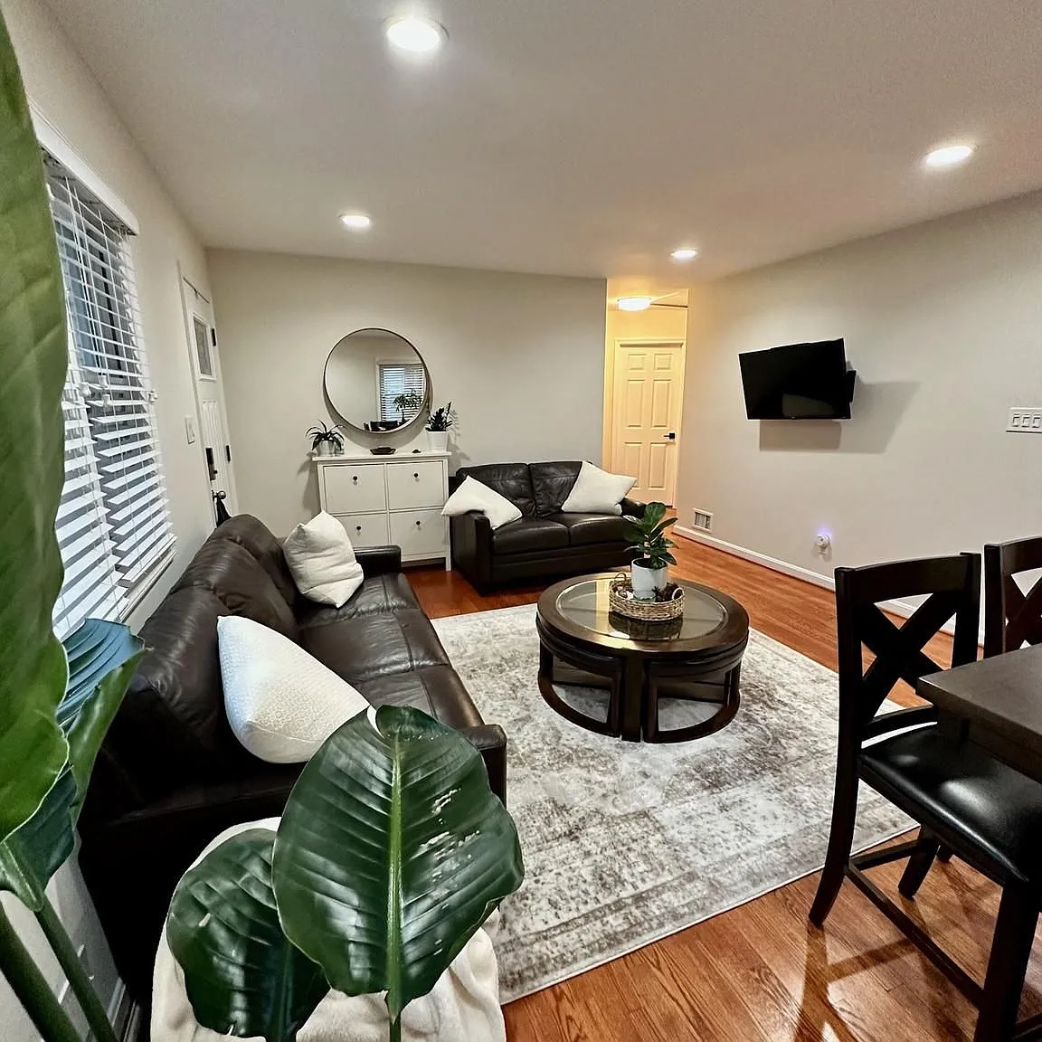 3 bed, 1008 sqft, $2,300 — Photo 4