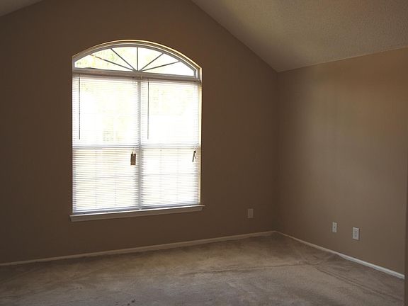 Master w/ Vaulted Celing