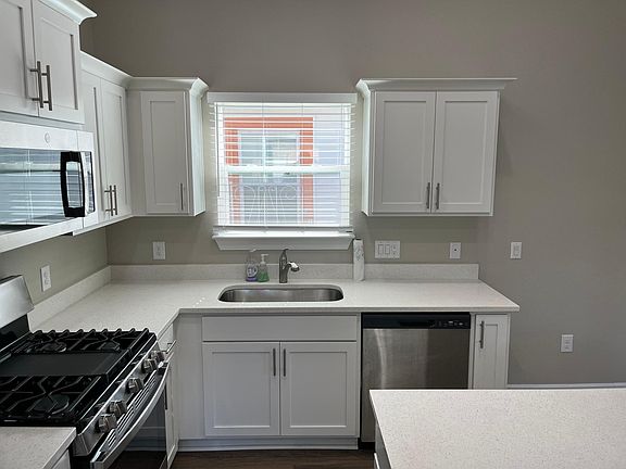3rd image of 313 E De Soto St