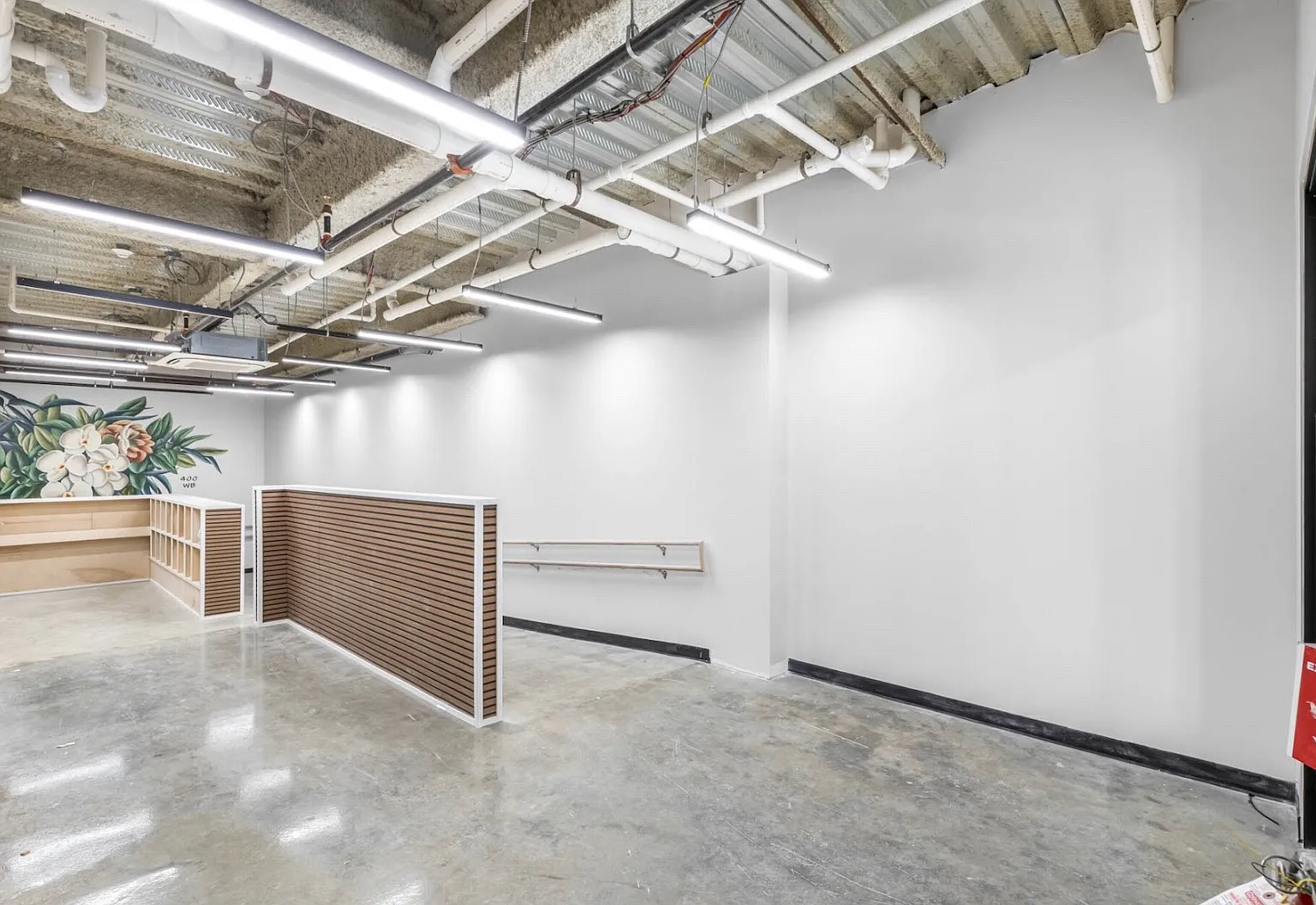 400 W Broadway — Photo 3