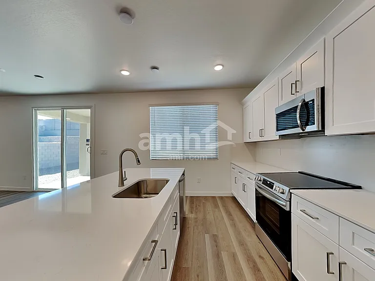 12611 W Flynn Ln — Photo 3