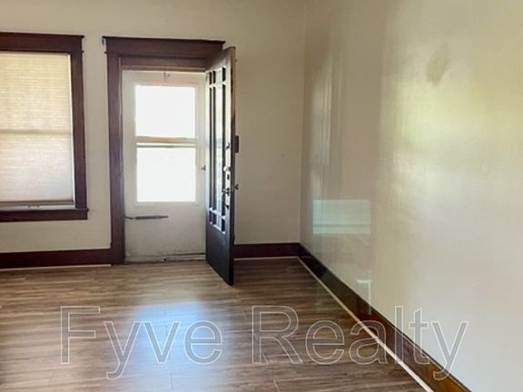 4th image of 31 E Columbus St