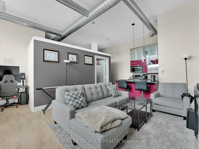 276 King St W #207 — Photo 8