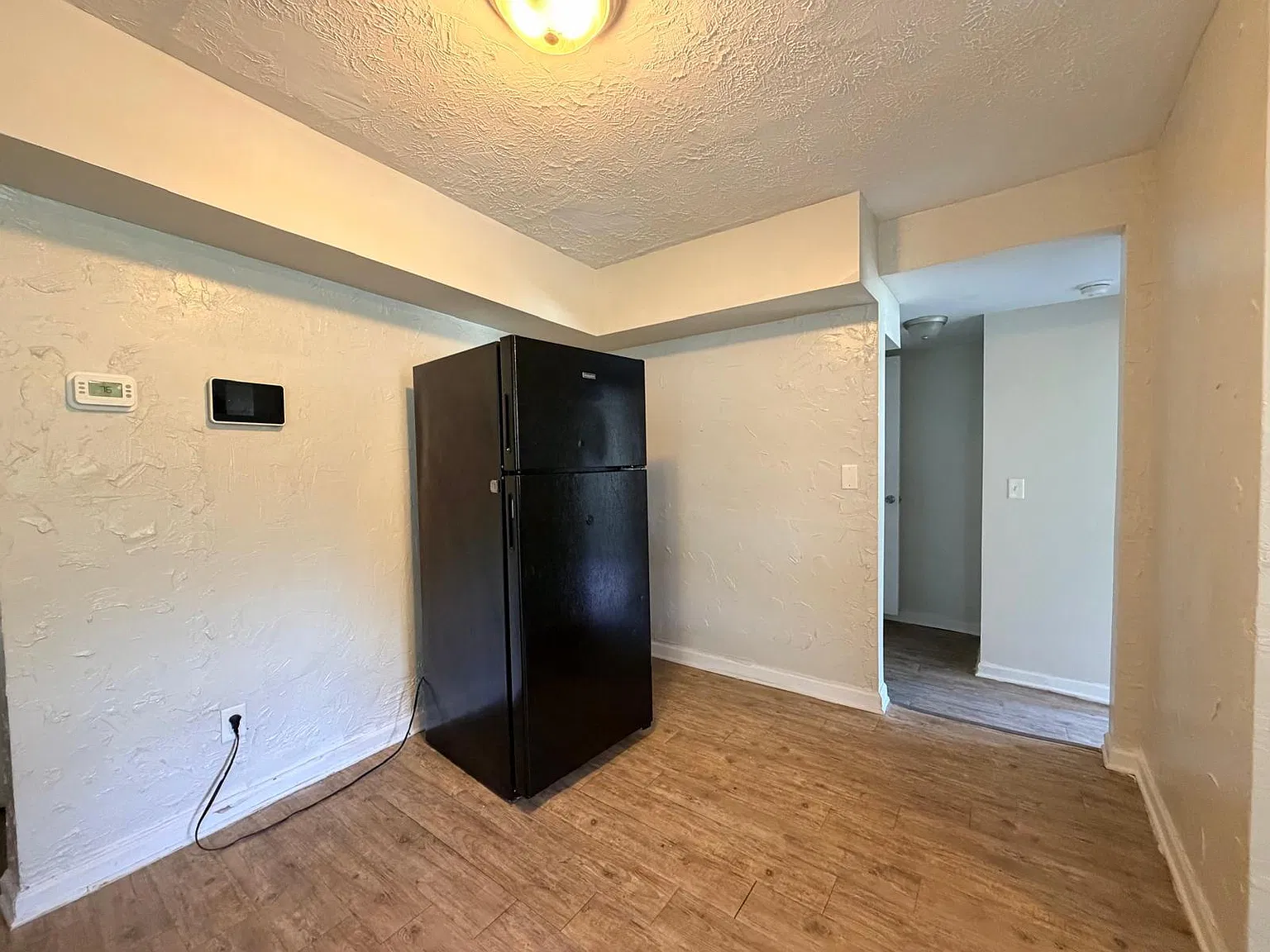 4 bed, 2.0 bath, 1281 sqft, $1,300 — Photo 3