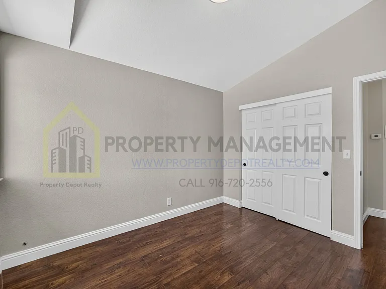 8779 Brittany Park Dr — Photo 33