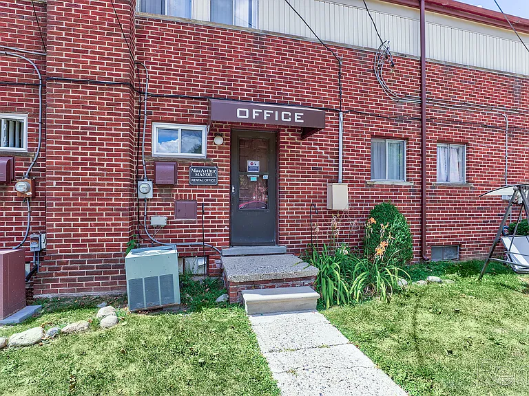MacArthur Manor Apartments — Photo 15
