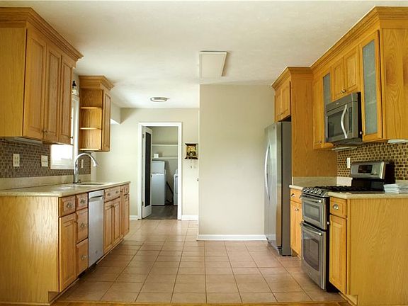3rd image of 4225 Carlos Ct