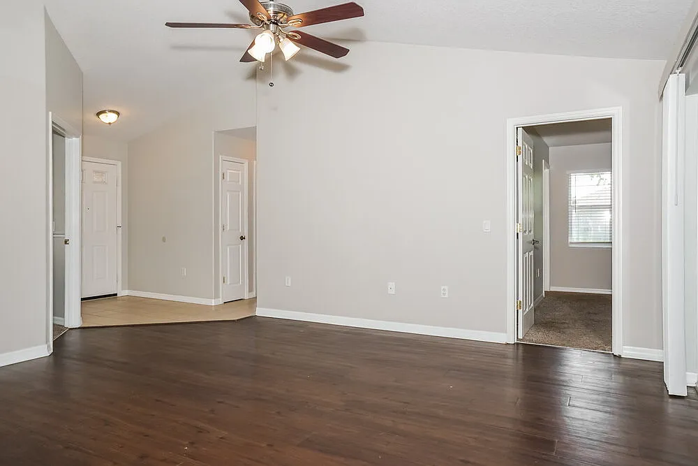 3 bed, 2.0 bath, 1303 sqft, $2,240 — Photo 4