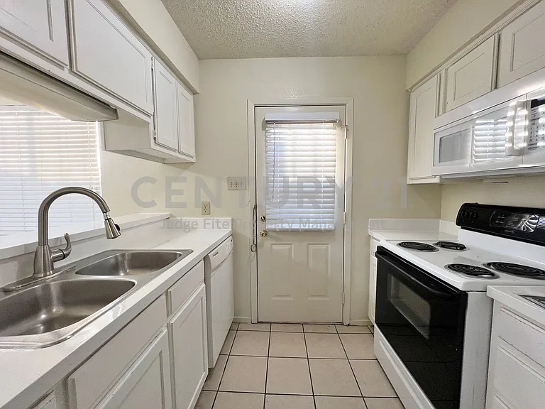929 W Hickory St #A-14 — Photo 5