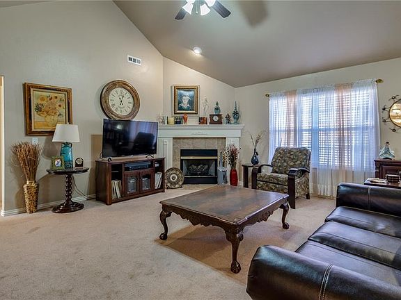 3rd image of 825 Deer Lodge Ct