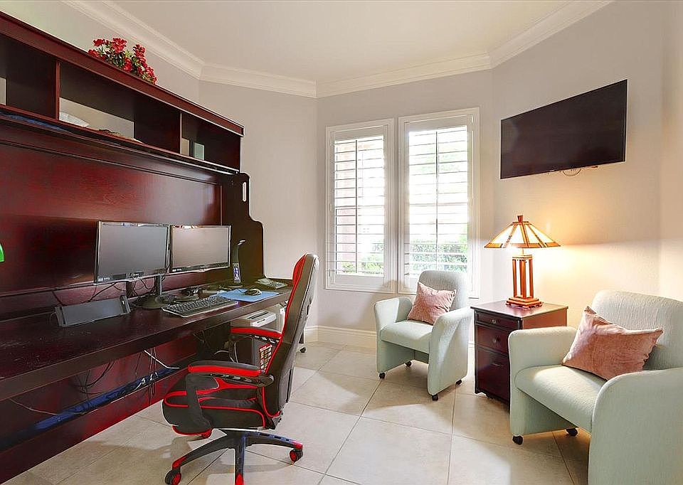 Queen bed or Desk