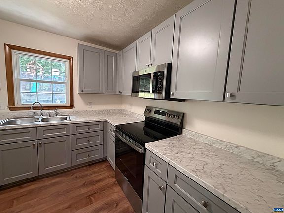 5th image of 665 Gloria Pl