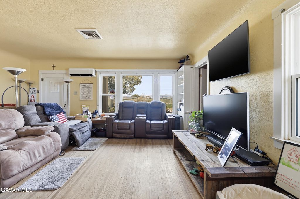 9200 W Avenue H, Lancaster, CA - More