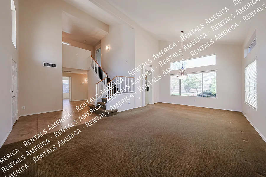 Spacious 5 Bed / 3 Bath Home in Desirable Hillcrest Ranch — Photo 4
