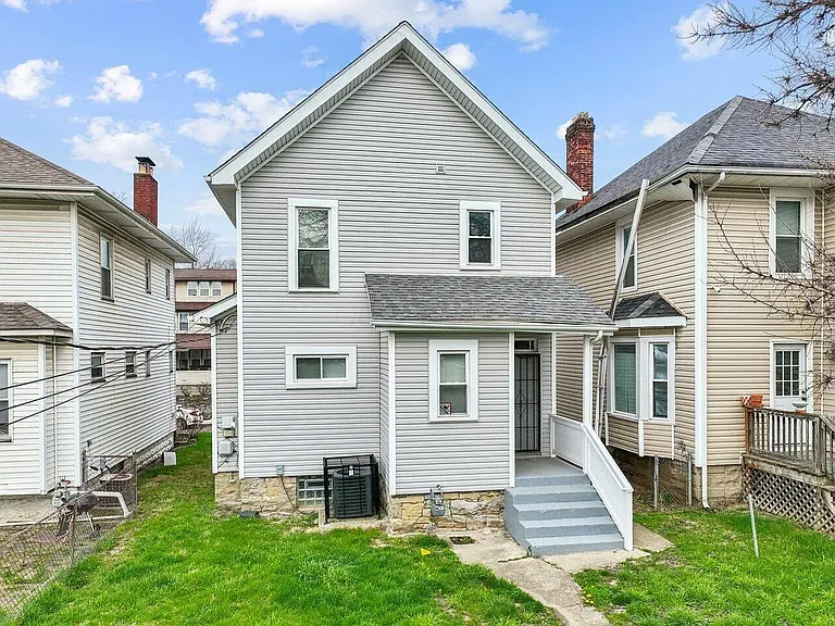 882 Gilbert St — Photo 2
