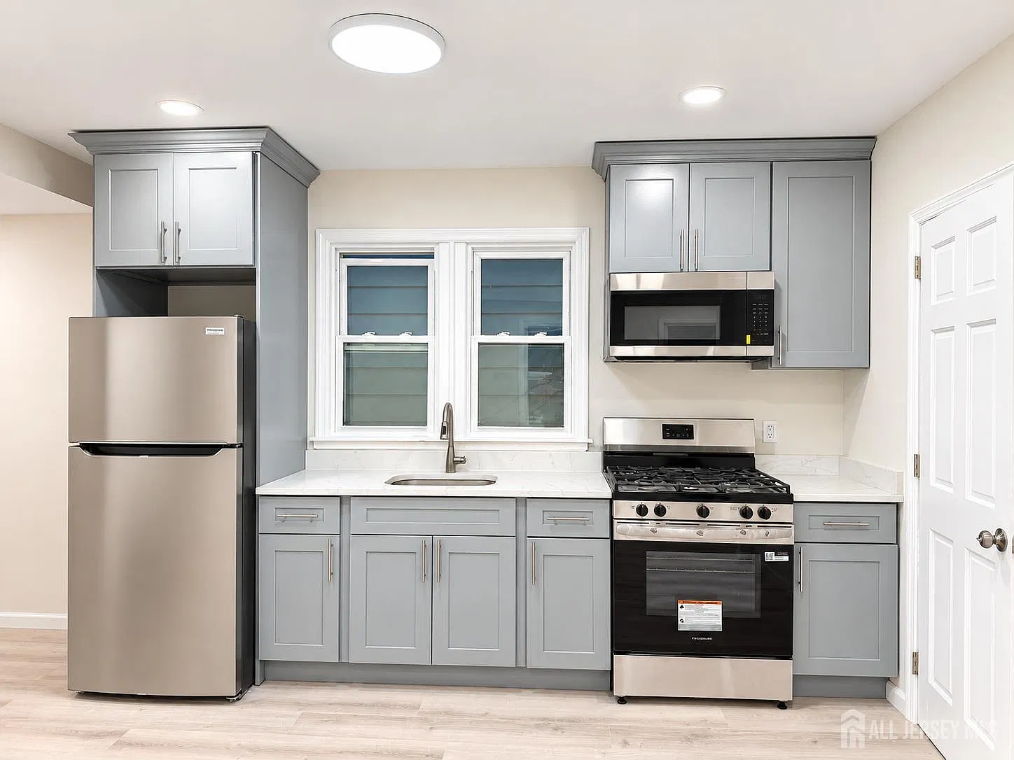 2 bed, 1.0 bath, $2,600 — Photo 2