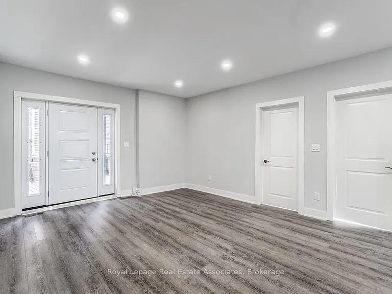 39 Welland Ave S #2 — Photo 12