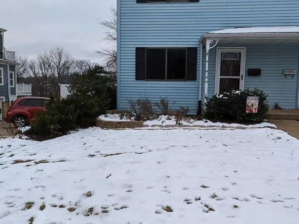 410 Clarke Dr APT A, Dubuque, IA 52001