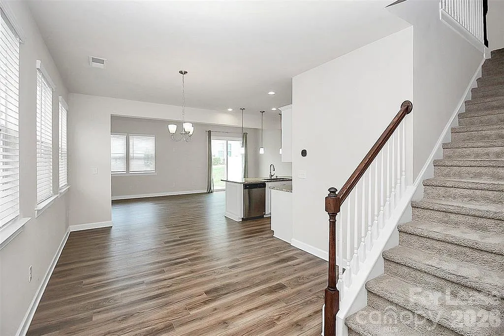 3 bed, 2.5 bath, 1852 sqft, $2,300 — Photo 4