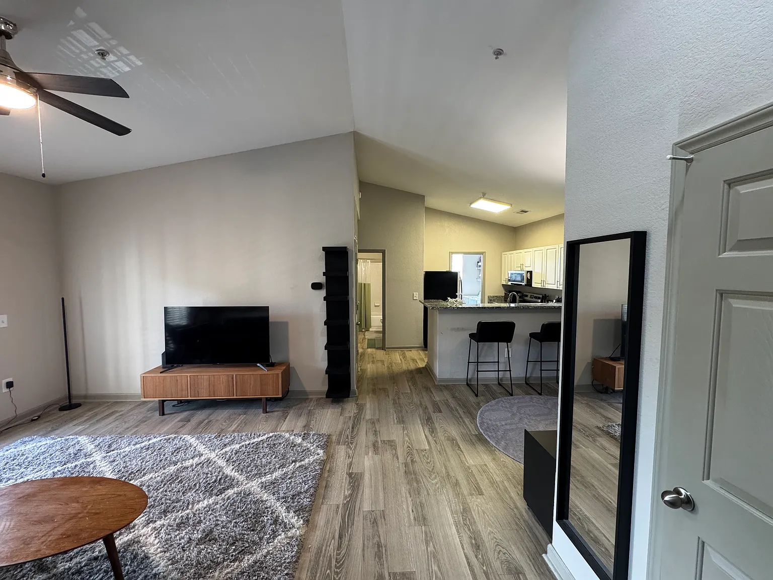 1 bed, 951 sqft, $1,654 — Photo 1