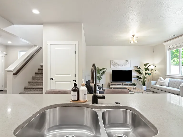 2700 E Clarene Dr — Photo 2