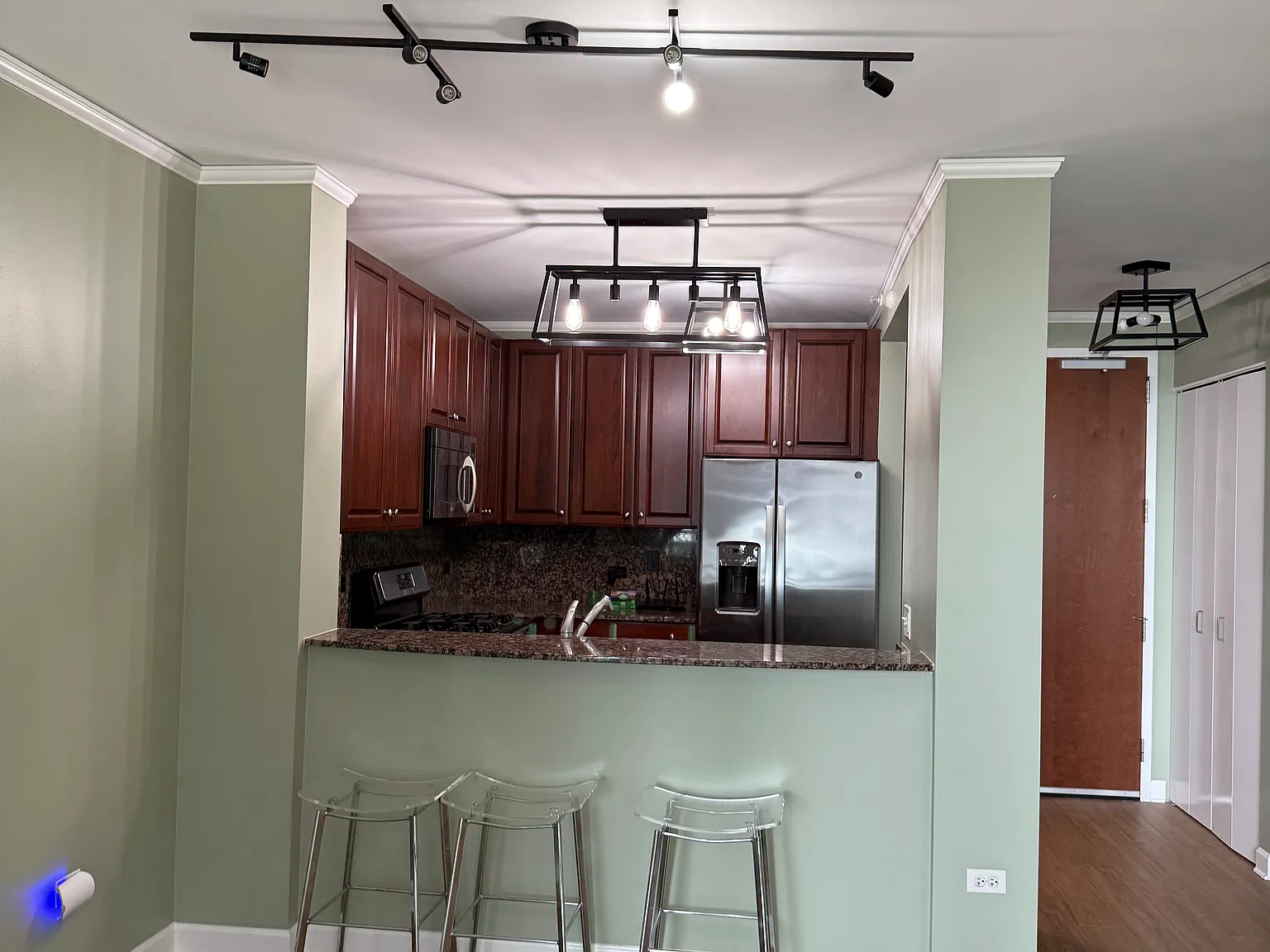 2 bed, 1.5 bath, 830 sqft, $3,300 — Photo 1