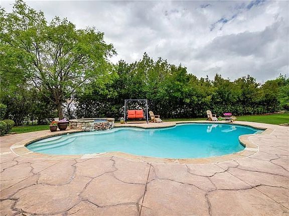 3rd image of 521 Willow Springs Dr