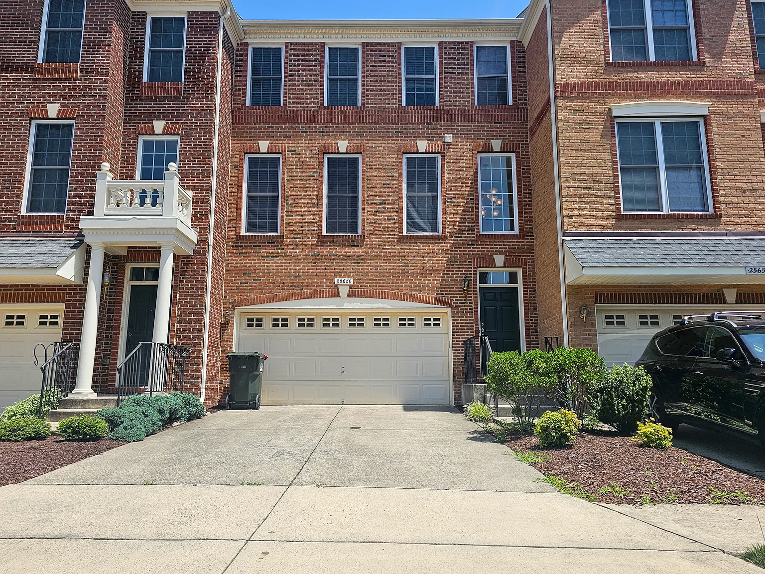 3 bed, 3.5 bath, 2400 sqft, $3,500 — Photo 1