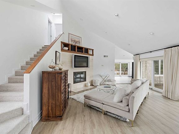 2nd image of 4 Bayview Dr S