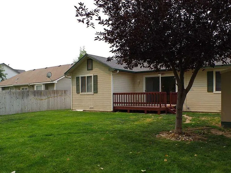 624 Alturas St — Photo 14