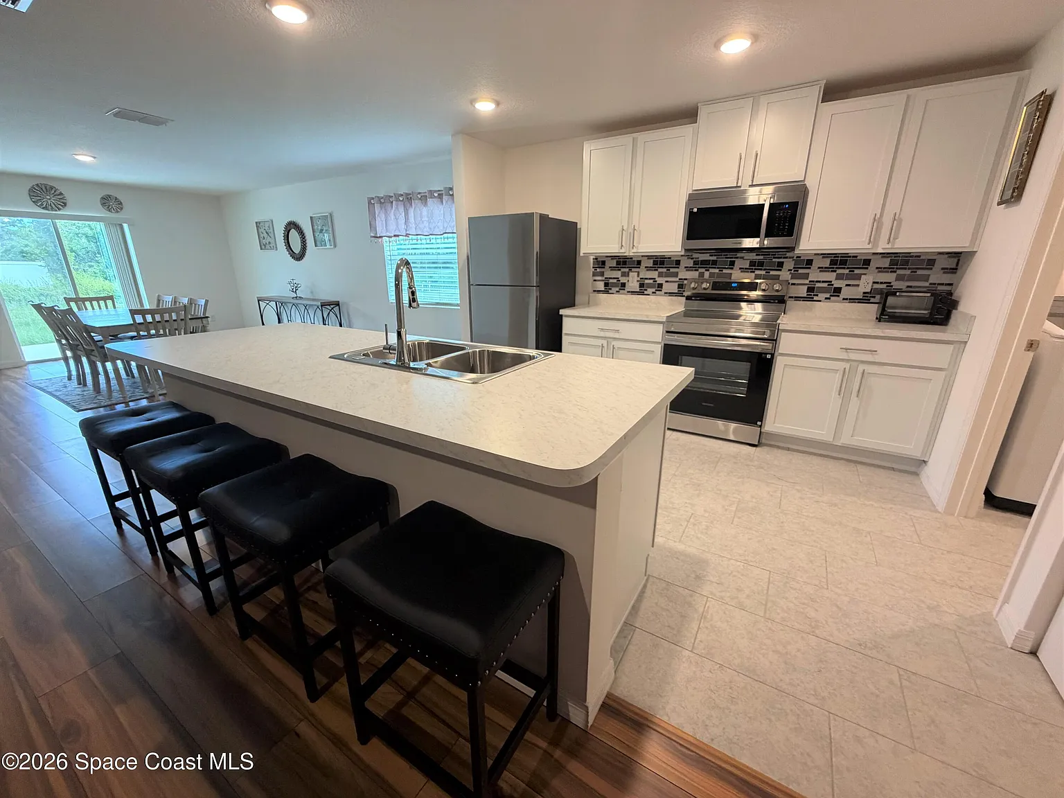 4 bed, 2.0 bath, 1874 sqft, $2,200 — Photo 3