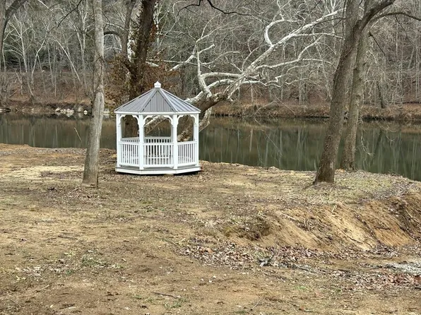 136 Lansworth Dr, Austinville, VA 24312