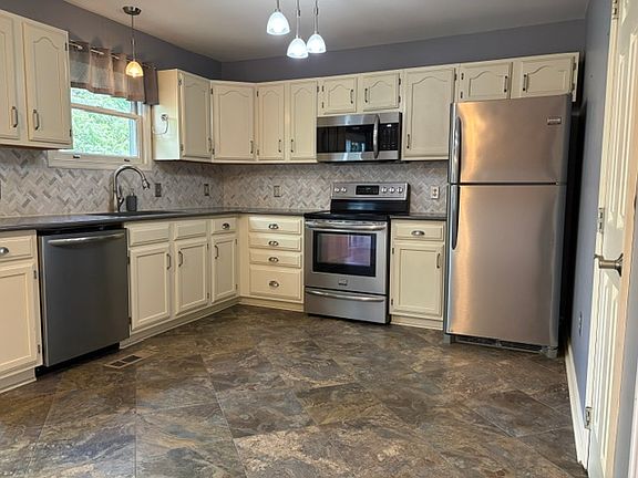 3rd image of 125 Chartwood Dr