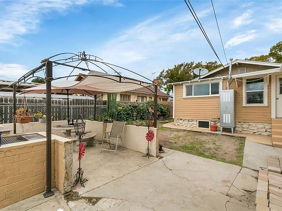 Spacious Backyard with built in BBQ and outdoor dining area